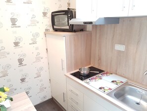 Kühlschrank, Mikrowelle, Ofen, Wasserkocher mit Kaffee-/Teezubehör