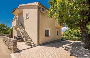 Exterior - Amazing apartment in Malinska Dubasnica (Malinska Dubasnica)