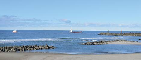 Nær stranden og fisking