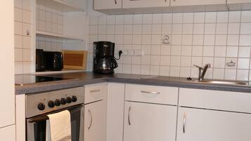 Fridge, oven, stovetop, coffee/tea maker