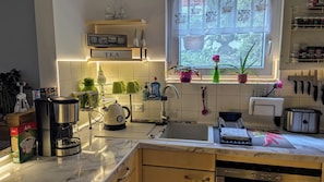 Kühlschrank, Mikrowelle, Ofen, Herdplatte