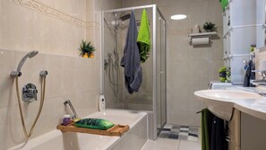 Badewanne, Haartrockner, Handtücher, Seife