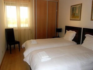 2 habitaciones, tabla de planchar con plancha, wifi y ropa de cama 