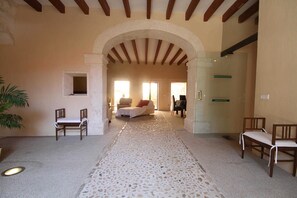 المنشأة من الداخل