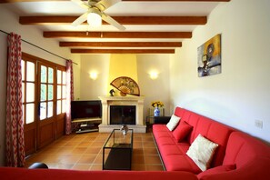 Televisión y chimenea 