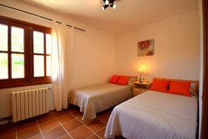 3 habitaciones, tabla de planchar con plancha, cuna de viaje y wifi 