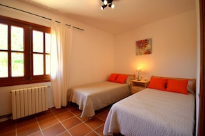 3 habitaciones, tabla de planchar con plancha, cuna de viaje y wifi 