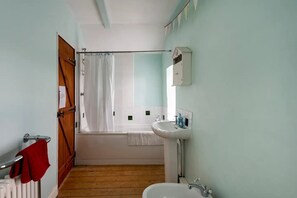 Ensemble douche/baignoire, sèche-cheveux, bidet, serviettes fournies