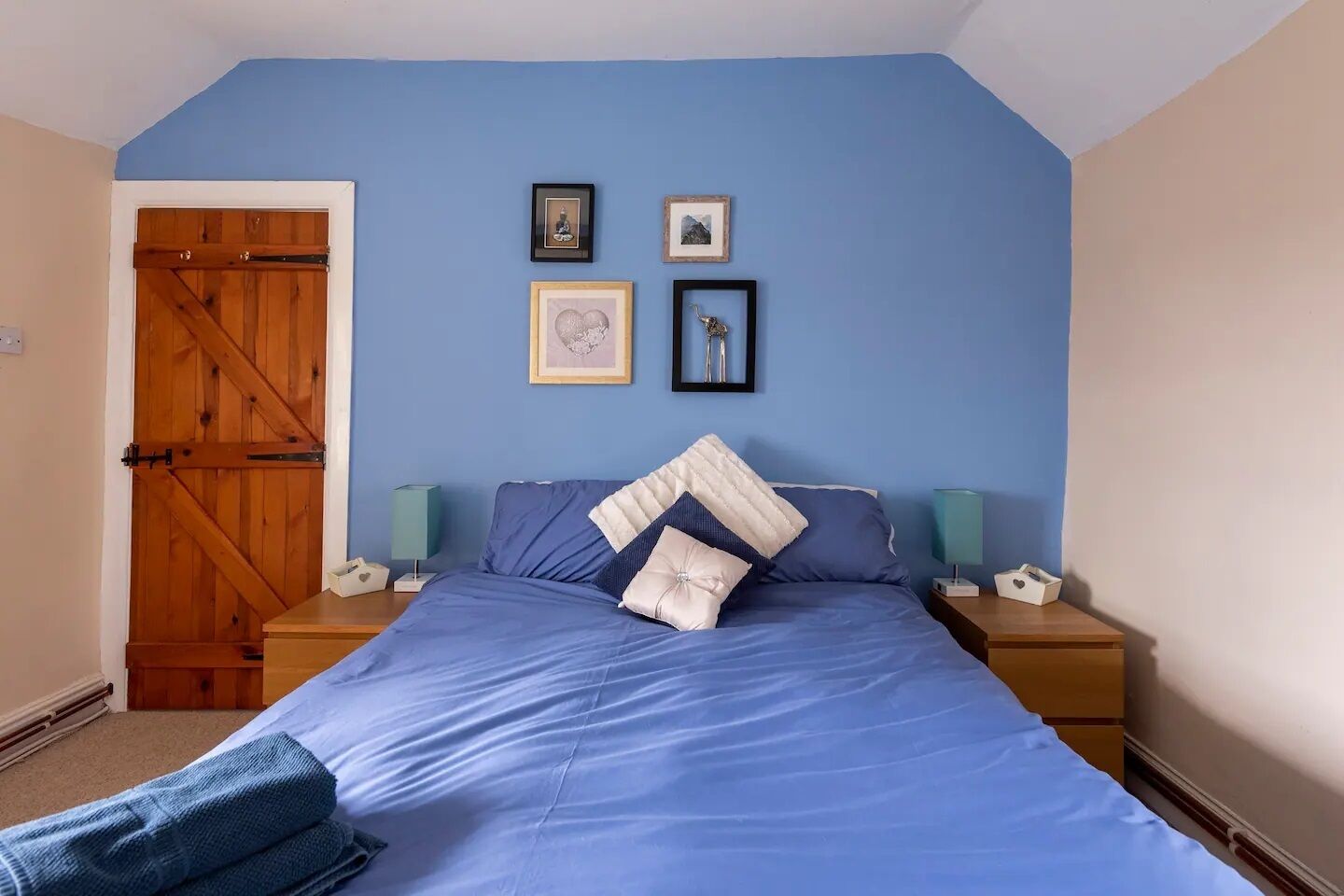 4 bedrooms, desk, iron/ironing board, travel crib