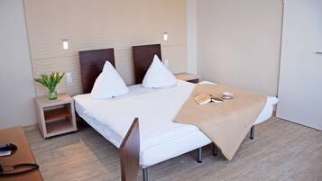 1 bedroom, desk, travel cot, WiFi