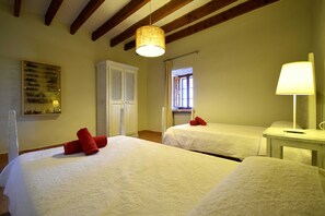 4 Schlafzimmer, Bügeleisen/Bügelbrett, Reisekinderbett, WLAN