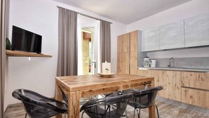 Una cucina moderna con mobili in legno, forno integrato e macchina da caffè.