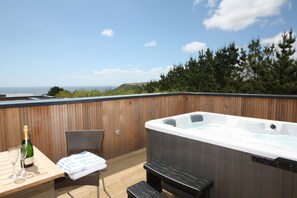 Outdoor spa tub - Beautiful holiday home with hot tub, just a walk away from Talland beach... (Looe)