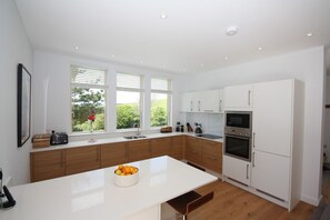 Fridge, stovetop, dishwasher, coffee/tea maker - Beautiful holiday home with hot tub, just a walk away from Talland beach... (Looe)