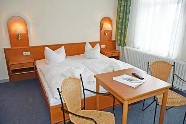 Unclassified image, 1 of 26, button - Budget room with shower/WC on the corridor 21 - Apartment house Sellin in the style of the (Sellin)