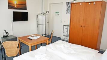 1 bedroom, desk, travel crib, WiFi