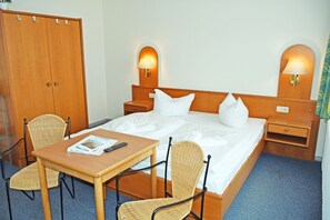 1 sovrum, skrivbord, resesäng och wi-fi