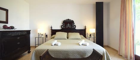 4 bedrooms, in-room safe, iron/ironing board, travel cot