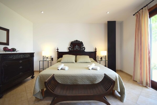 4 bedrooms, in-room safe, iron/ironing board, travel cot