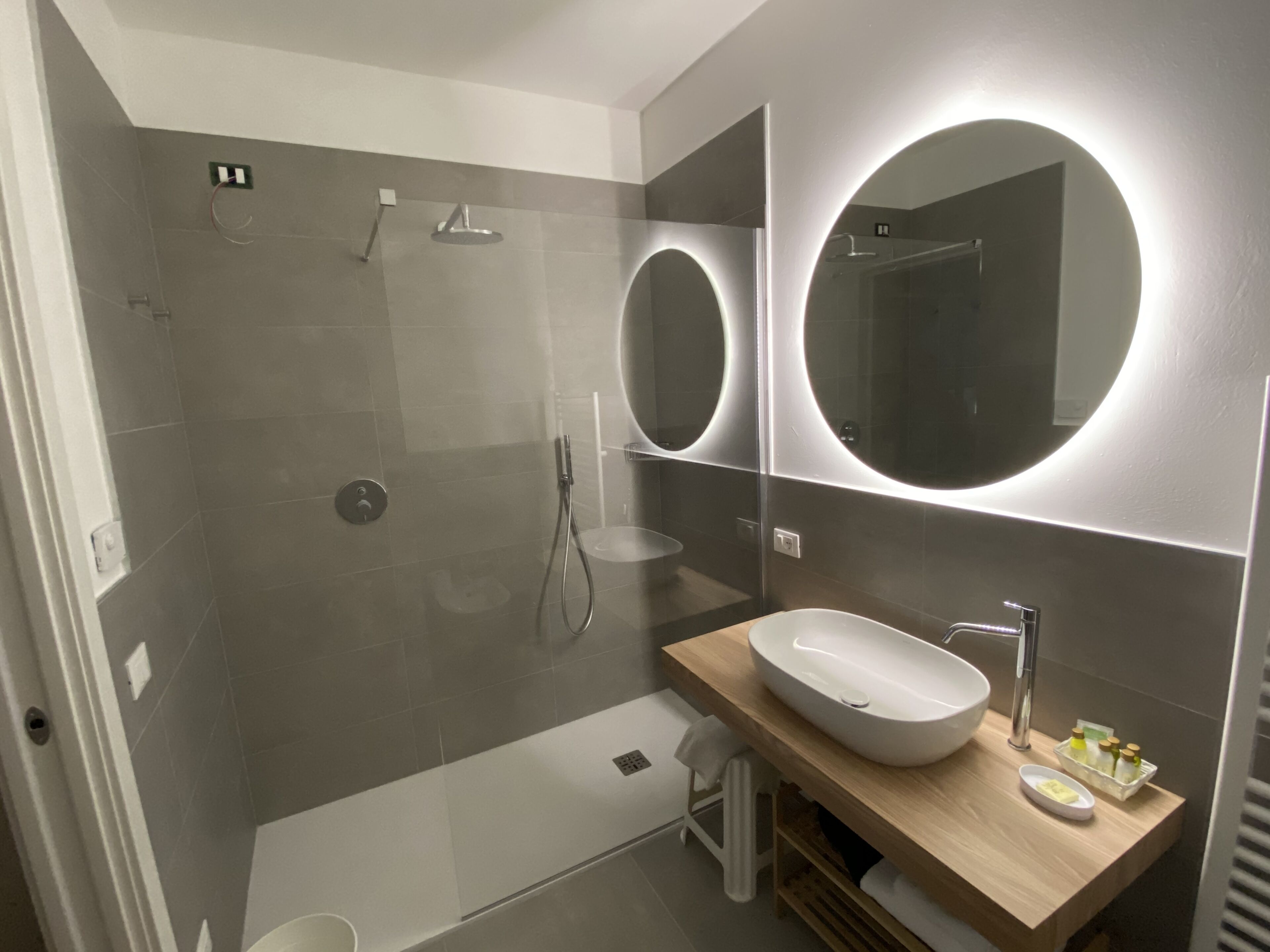 Camera doppia, edificio separato (Ai Poggi - Stair Access Only) | Bagno | Doccia, set di cortesia gratuito, asciugacapelli, asciugamani