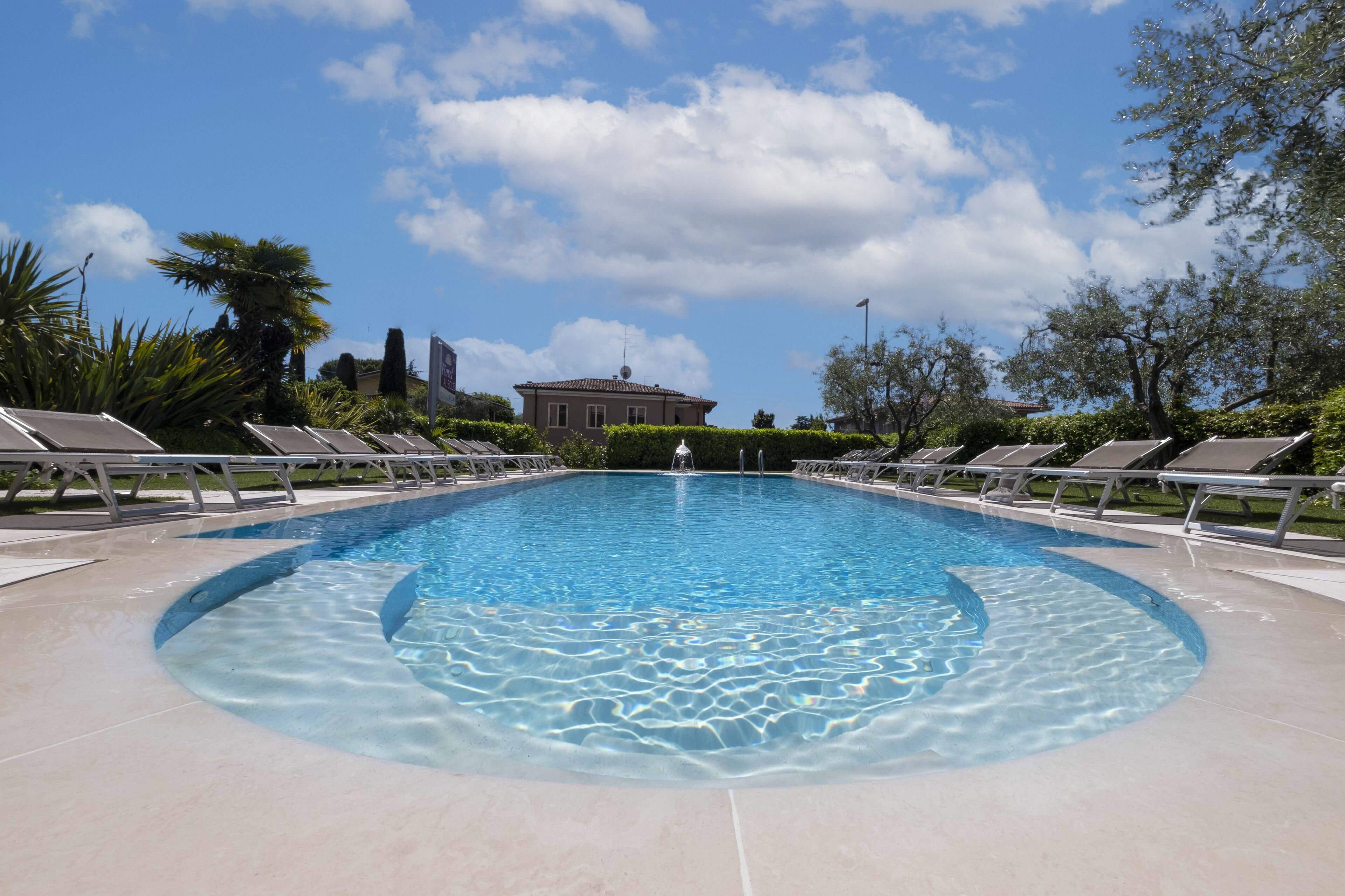 Una piscina al aire libre de temporada