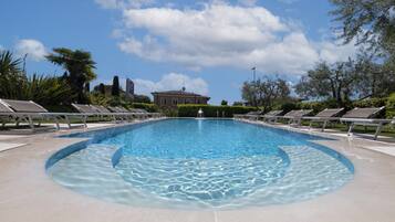 Una piscina al aire libre de temporada