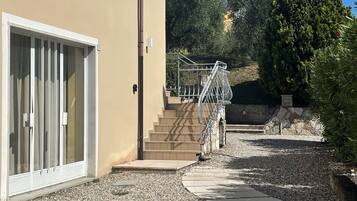 Chambre Double, dans les dépendances (Villa Luna - Stair Access Only)