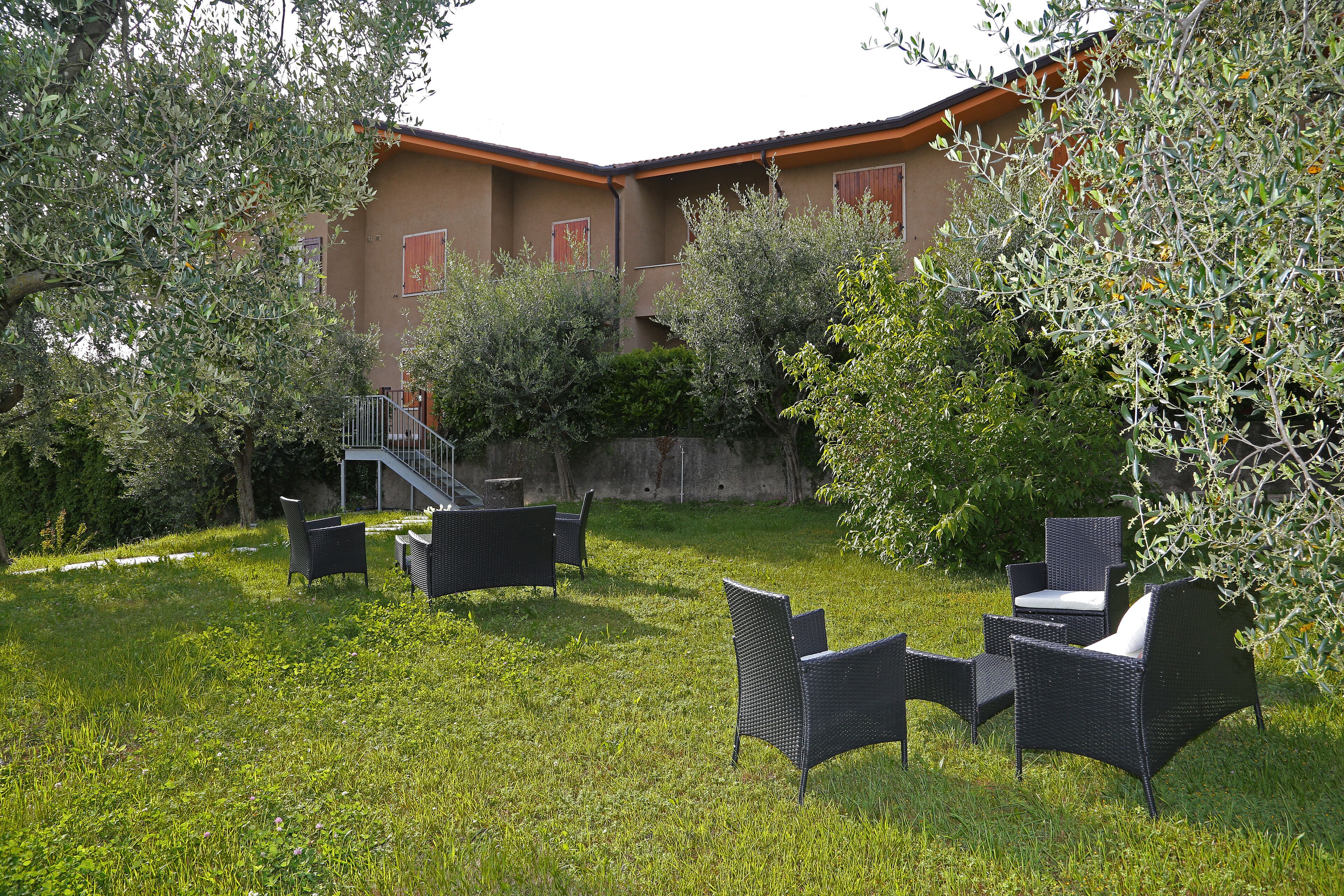 A courtyard with outdoor furniture and a building in the background.