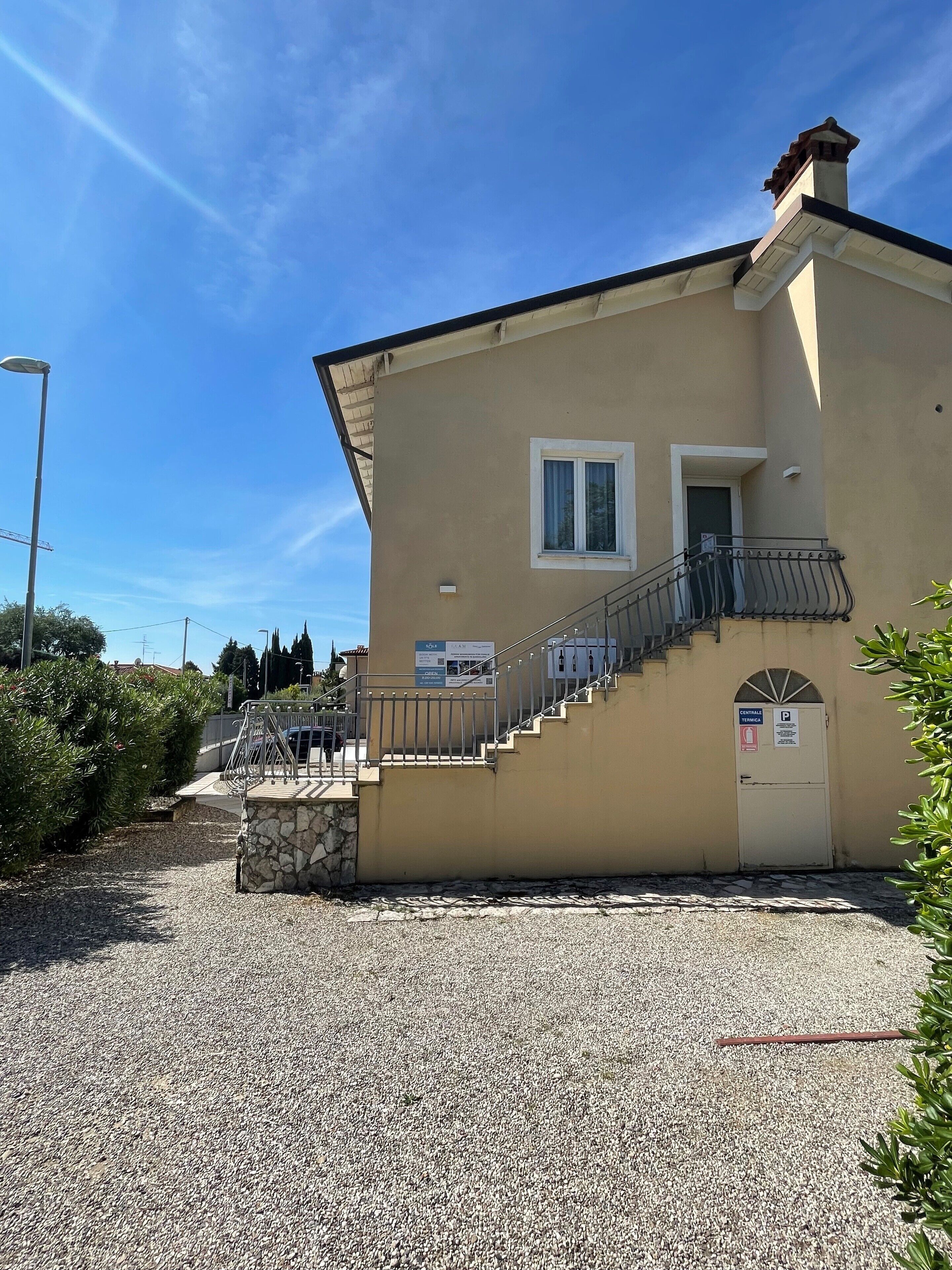 Un bâtiment avec un rez-de-chaussée en pierre, un balcon et une porte portant l’inscription « CENTRALE TERME ».