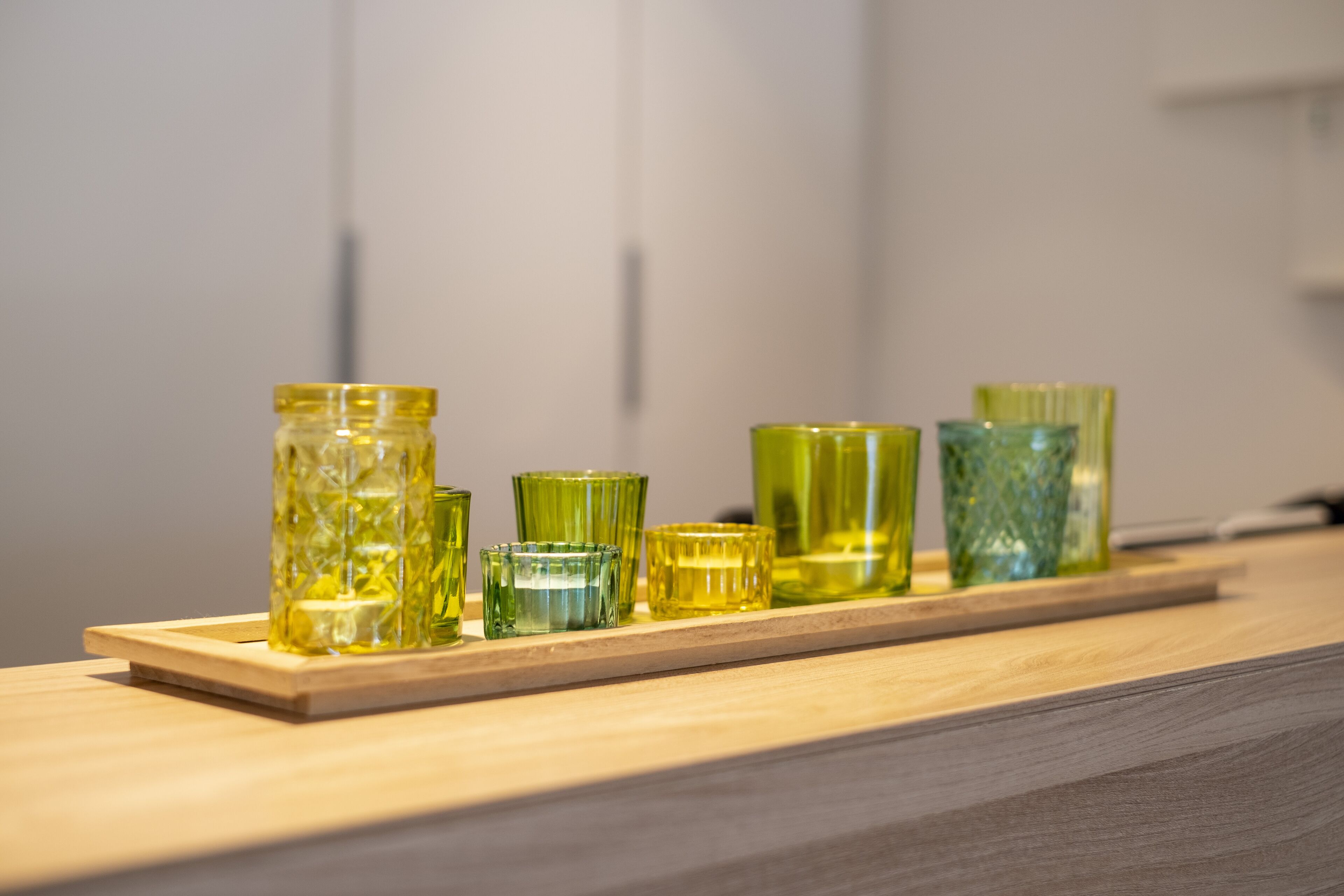 Una estantería de madera con varios recipientes de vidrio.