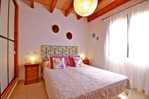 Travel crib, WiFi, bed sheets