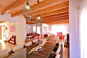 Televisión y chimenea 