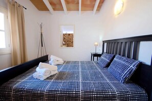 3 bedrooms, travel cot, WiFi, bed sheets