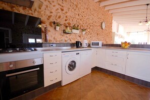 Een koelkast, een microgolfoven, een oven, een vaatwasser