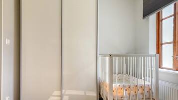 1 dormitori i un bressol de viatge