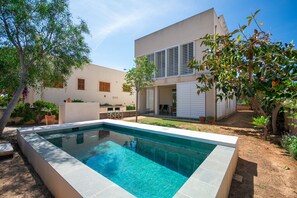 Unclassified image, 2 of 30, button