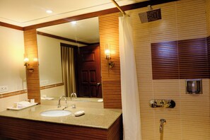 Dusche, kostenlose Toilettenartikel, Hausschuhe, Handtücher