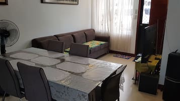 Nhà, 4 phòng ngủ | Khu vực ăn uống tại phòng