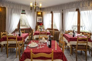 Breakfast and dinner served, local cuisine - Hotel Trentino (Folgaria)