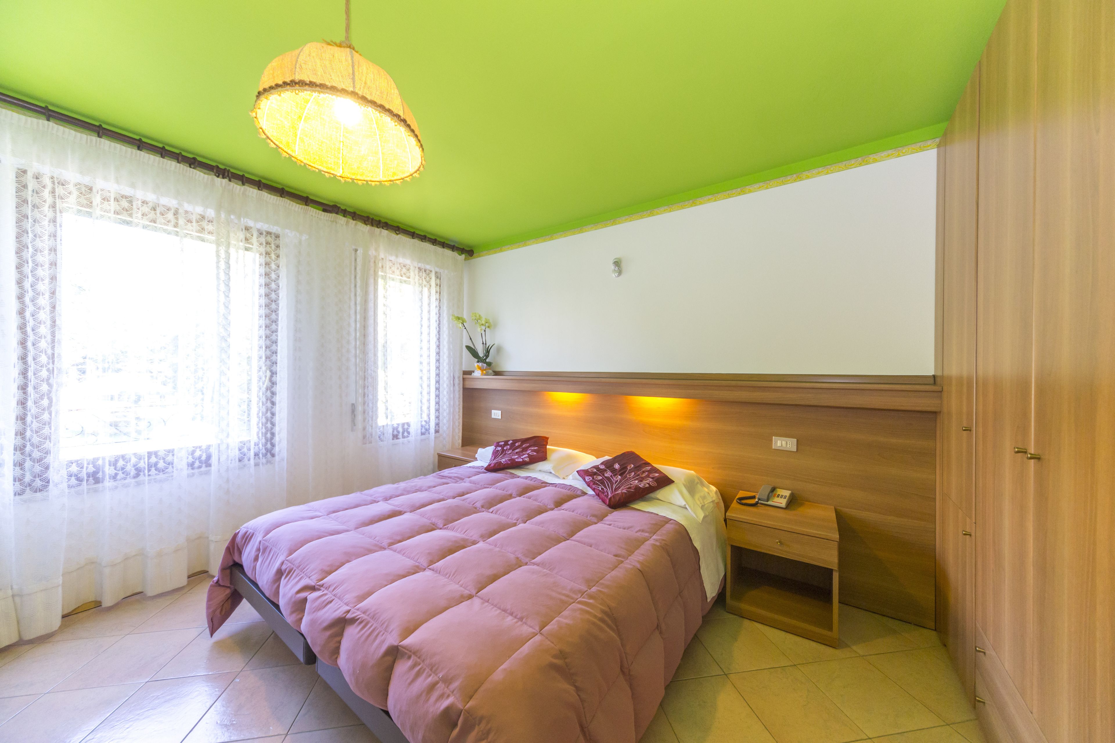 Classic-Vierbettzimmer | Zimmersafe, Schreibtisch, Bettwäsche