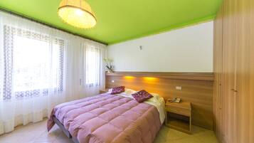 Quadrupla Classic | Una cassaforte in camera, una scrivania, lenzuola