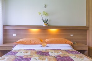 Classic Triple Room | In-room safe, desk, bed sheets - Hotel Trentino (Folgaria)