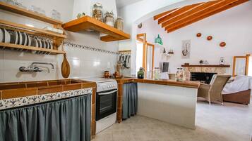 Een koelkast, een magnetron, een oven, een vaatwasser