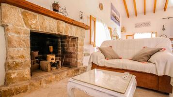 Een televisie en een open haard