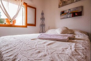 1 dormitori, un bressol de viatge, wifi i roba de llit