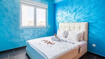 3 bedrooms, down duvets, desk, blackout curtains