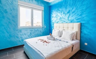 3 habitaciones, cubrecamas, escritorio y cortinas blackout 