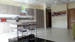 Appartement classique, 3 chambres | Cuisine privée | Réfrigérateur grande capacité avec congélateur, four à micro-ondes