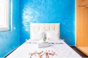 3 kamar tidur, selimut bulu angsa, meja kerja, dan tirai kedap cahaya