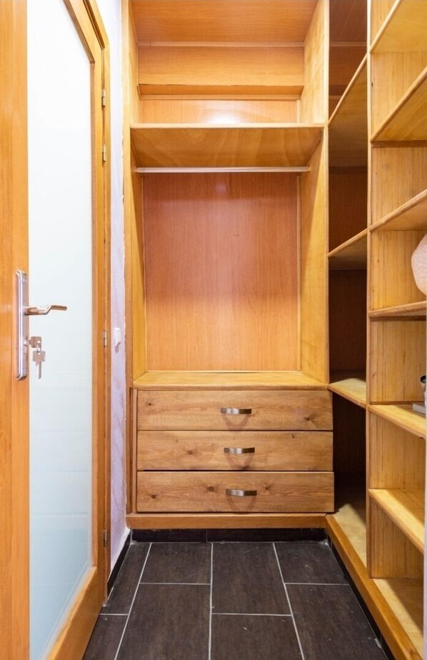 3 habitaciones, cubrecamas, escritorio y cortinas blackout 